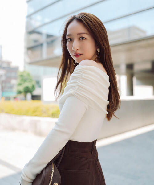 NATURAL BEAUTY BASIC(ナチュラルビューティーベーシック)の「◇オフショルコンパクトニット(ニット/セーター・レディース・ブラック/オフホワイト/ブラウン・FREE)」の2枚目の写真