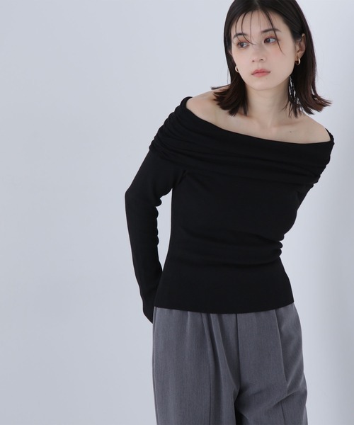 NATURAL BEAUTY BASIC(ナチュラルビューティーベーシック)の「◇オフショルコンパクトニット(ニット/セーター・レディース・ブラック/オフホワイト/ブラウン・FREE)」の1枚目の写真