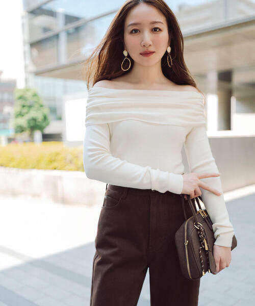 NATURAL BEAUTY BASIC(ナチュラルビューティーベーシック)の「◇オフショルコンパクトニット(ニット/セーター・レディース・ブラック/オフホワイト/ブラウン・FREE)」の4枚目の写真