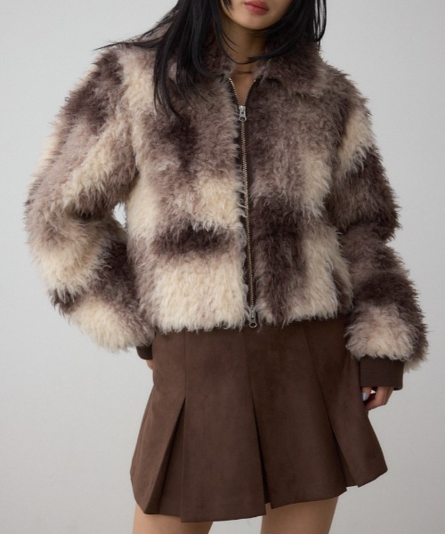 AZUL by moussy（アズールバイマウジー）の「カーリーボアショートブルゾン（ブルゾン・レディース・ブラウン系その他/ブラック系その他・FREE）」の2枚目の写真