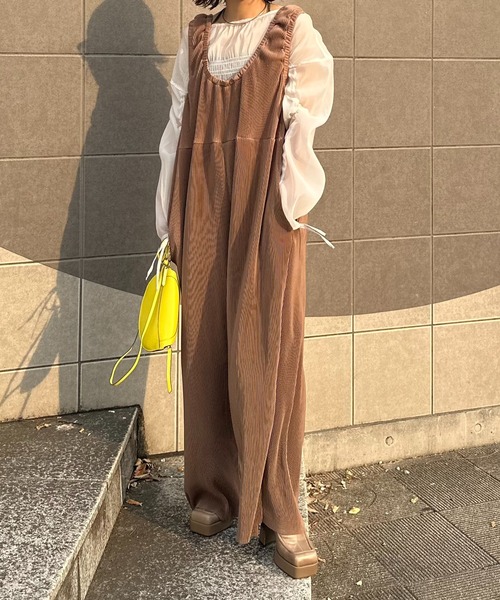 mi via loca（ミヴィアロカ）の「【2WAY/セルフカット】プリーツロンパース（サロペット/オーバーオール・レディース・ブラウン/ブラック・FREE）」の2枚目の写真