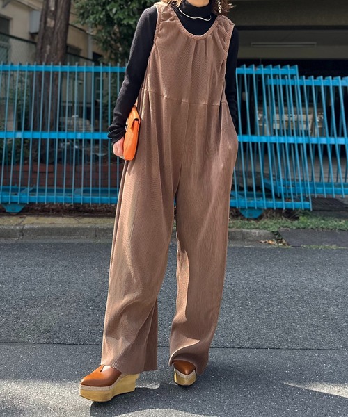 mi via loca（ミヴィアロカ）の「【2WAY/セルフカット】プリーツロンパース（サロペット/オーバーオール・レディース・ブラウン/ブラック・FREE）」の3枚目の写真