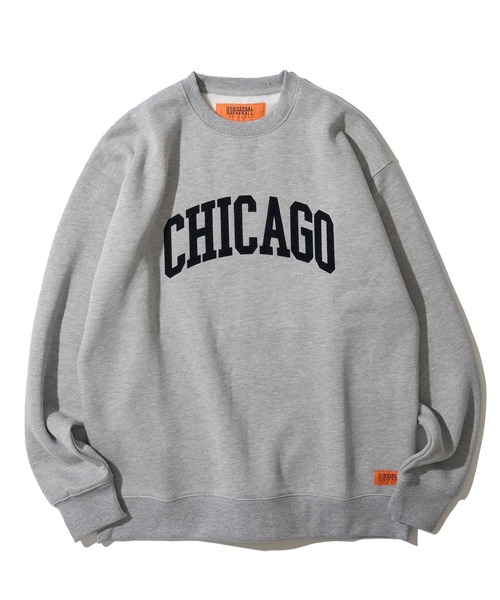 UNIVERSAL OVERALL（ユニバーサルオーバーオール）の「【UNIVERSAL OVERALL】T/C SWEAT CHICAGO FLOCKY PRINT / フロッキープリント裏起毛スウェットプルオーバー（スウェット・メンズ・グレー/ブラック・MEDIUM/LARGE）」の2枚目の写真