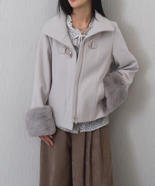 libelle more（リベル モア）の「ビット付きファーショートコート（その他アウター・レディース・アイボリー/ピンク/グレー/ブラック/ベージュ・M/L）」の5枚目の写真