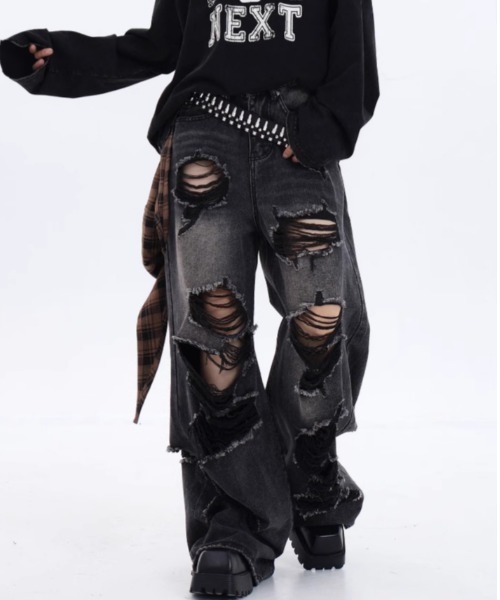 lilful(リルフル)の「ダメージ加工クラッシュストレートデニムパンツ(デニムパンツ・メンズ・ブラック・M/L)」の2枚目の写真