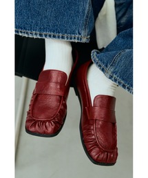 un/neu（アンノイ）の「ギャザースクエアシンプルローファー / 軽量（ローファー）」