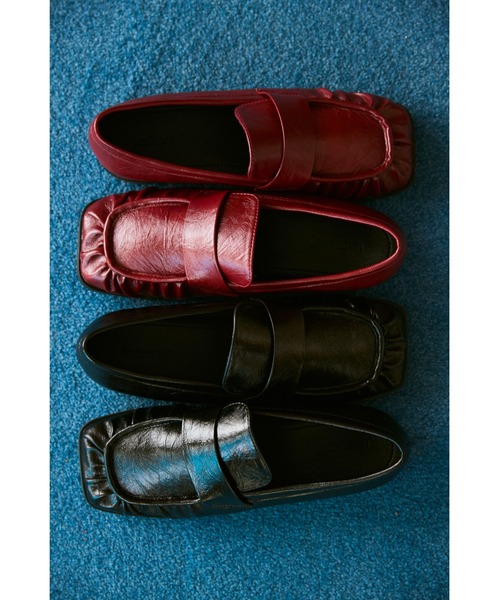 un/neu（アンノイ）の「ギャザースクエアシンプルローファー / 軽量（ローファー・レディース・レッド/ブラック・MEDIUM/SMALL/LARGE）」の2枚目の写真