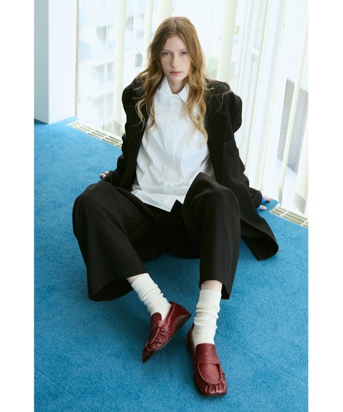 un/neu（アンノイ）の「ギャザースクエアシンプルローファー / 軽量（ローファー・レディース・レッド/ブラック・MEDIUM/SMALL/LARGE）」の10枚目の写真