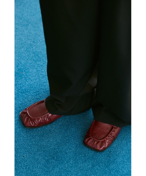 un/neu（アンノイ）の「ギャザースクエアシンプルローファー / 軽量（ローファー・レディース・レッド/ブラック・MEDIUM/SMALL/LARGE）」の6枚目の写真