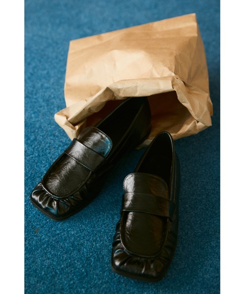 un/neu（アンノイ）の「ギャザースクエアシンプルローファー / 軽量（ローファー・レディース・レッド/ブラック・MEDIUM/SMALL/LARGE）」の11枚目の写真