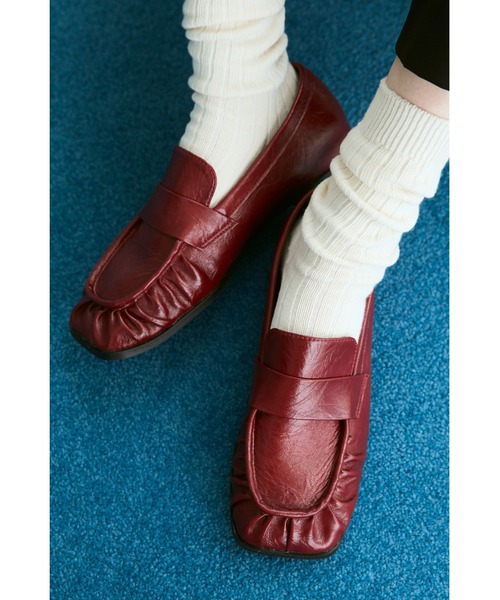 un/neu（アンノイ）の「ギャザースクエアシンプルローファー / 軽量（ローファー・レディース・レッド/ブラック・MEDIUM/SMALL/LARGE）」の5枚目の写真