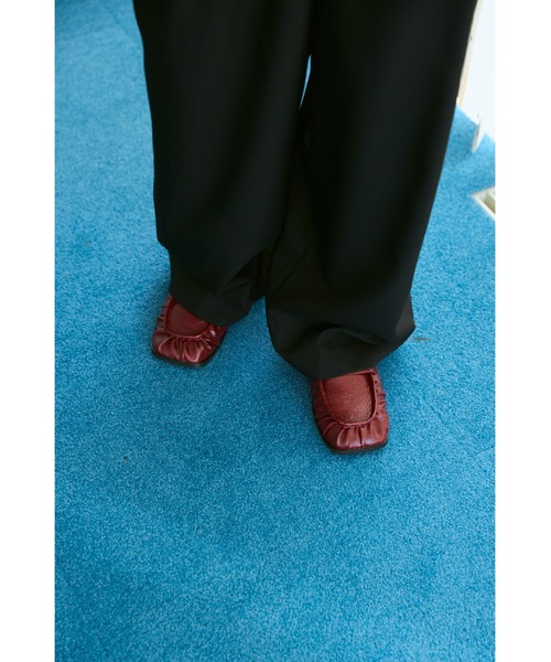 un/neu（アンノイ）の「ギャザースクエアシンプルローファー / 軽量（ローファー・レディース・レッド/ブラック・MEDIUM/SMALL/LARGE）」の8枚目の写真