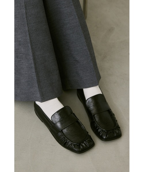 un/neu（アンノイ）の「ギャザースクエアシンプルローファー / 軽量（ローファー・レディース・レッド/ブラック・MEDIUM/SMALL/LARGE）」の12枚目の写真