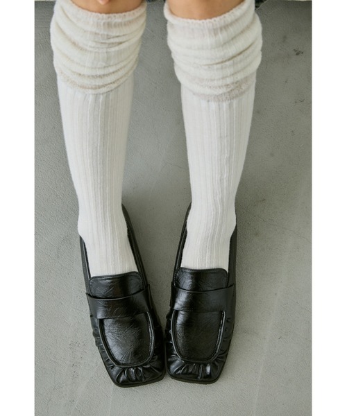 un/neu（アンノイ）の「ギャザースクエアシンプルローファー / 軽量（ローファー・レディース・レッド/ブラック・MEDIUM/SMALL/LARGE）」の18枚目の写真