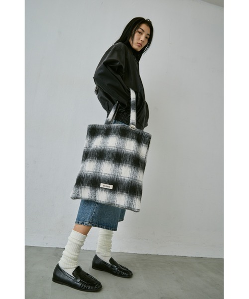 un/neu（アンノイ）の「ギャザースクエアシンプルローファー / 軽量（ローファー・レディース・レッド/ブラック・MEDIUM/SMALL/LARGE）」の22枚目の写真