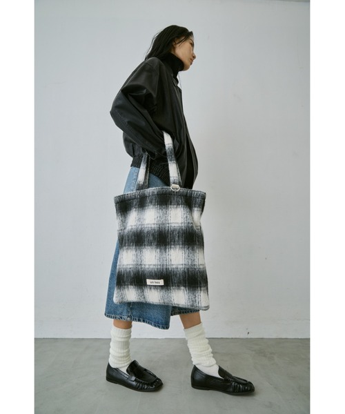 un/neu（アンノイ）の「ギャザースクエアシンプルローファー / 軽量（ローファー・レディース・レッド/ブラック・MEDIUM/SMALL/LARGE）」の3枚目の写真