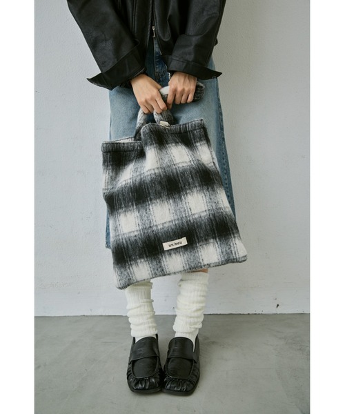 un/neu（アンノイ）の「ギャザースクエアシンプルローファー / 軽量（ローファー・レディース・レッド/ブラック・MEDIUM/SMALL/LARGE）」の4枚目の写真