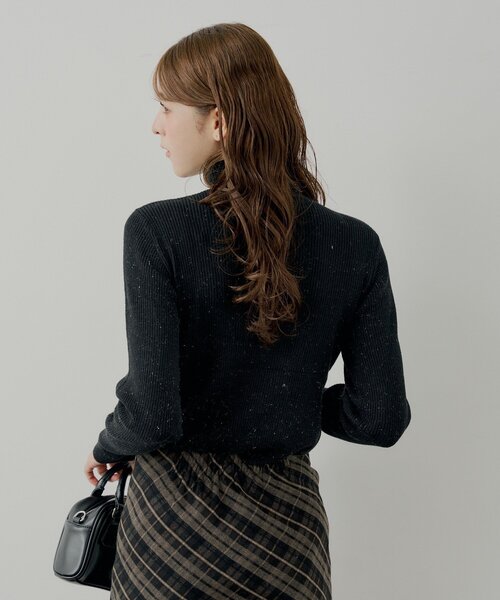 Chico（チコ）の「胸ロゴラメタートルニット（ニット/セーター・レディース・ピンク/ホワイト系その他3/グレー/ホワイト系その他2/アイボリー/ブラック・FREE）」の10枚目の写真