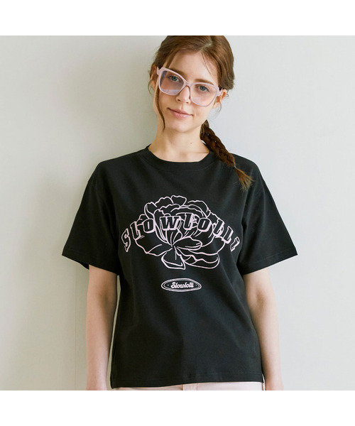SLOWLOLLI(スローローリ)の「Flower-printed t-shirt_2 Colors(Tシャツ/カットソー・レディース・ブラック/ホワイト/PINK・FREE)」の2枚目の写真