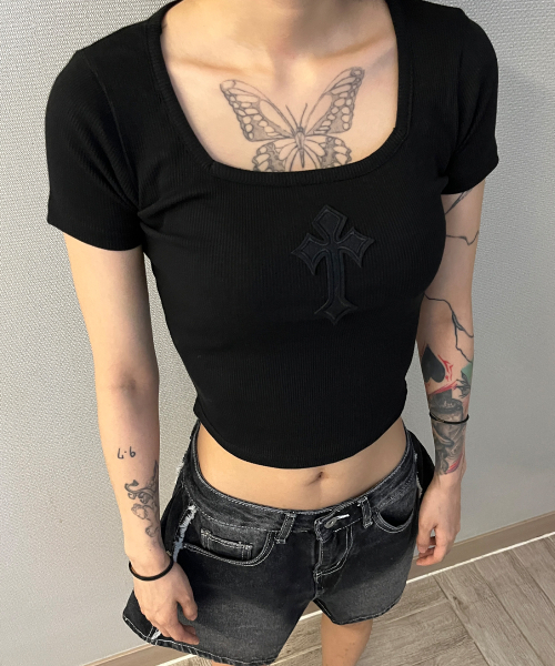 BORN SLIPPY（ボーンスリッピー）の「Cross Square Neck T-shirt (Black)（Tシャツ/カットソー・レディース・その他・FREE）」の3枚目の写真