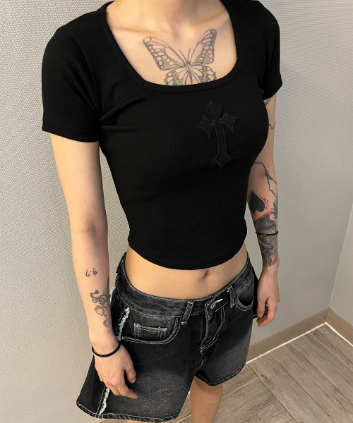 BORN SLIPPY（ボーンスリッピー）の「Cross Square Neck T-shirt (Black)（Tシャツ/カットソー・レディース・その他・FREE）」の4枚目の写真
