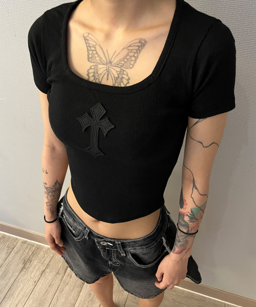 BORN SLIPPY（ボーンスリッピー）の「Cross Square Neck T-shirt (Black)（Tシャツ/カットソー・レディース・その他・FREE）」の5枚目の写真