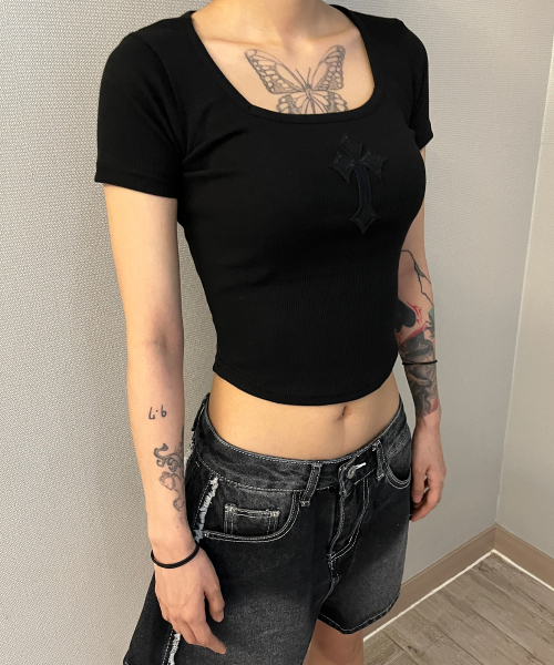 BORN SLIPPY（ボーンスリッピー）の「Cross Square Neck T-shirt (Black)（Tシャツ/カットソー・レディース・その他・FREE）」の6枚目の写真