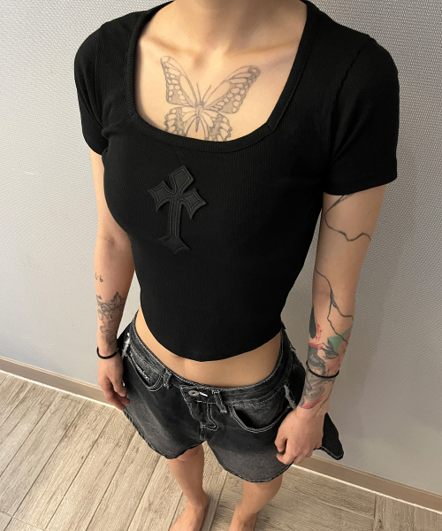 BORN SLIPPY（ボーンスリッピー）の「Cross Square Neck T-shirt (Black)（Tシャツ/カットソー・レディース・その他・FREE）」の7枚目の写真