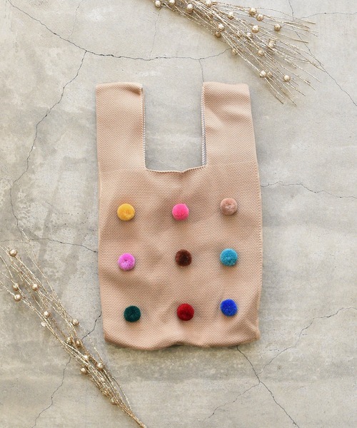 styiro（スタイロ）の「knit color bag/ポンポンつきニットバッグ（ハンドバッグ・レディース・ホワイト/レッド/グリーン/ベージュ/ブラック/ブルー・FREE）」の3枚目の写真