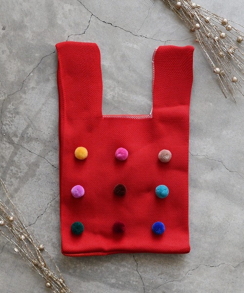 styiro（スタイロ）の「knit color bag/ポンポンつきニットバッグ（ハンドバッグ・レディース・ホワイト/レッド/グリーン/ベージュ/ブラック/ブルー・FREE）」の6枚目の写真