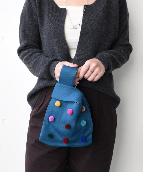 styiro（スタイロ）の「knit color bag/ポンポンつきニットバッグ（ハンドバッグ・レディース・ホワイト/レッド/グリーン/ベージュ/ブラック/ブルー・FREE）」の5枚目の写真