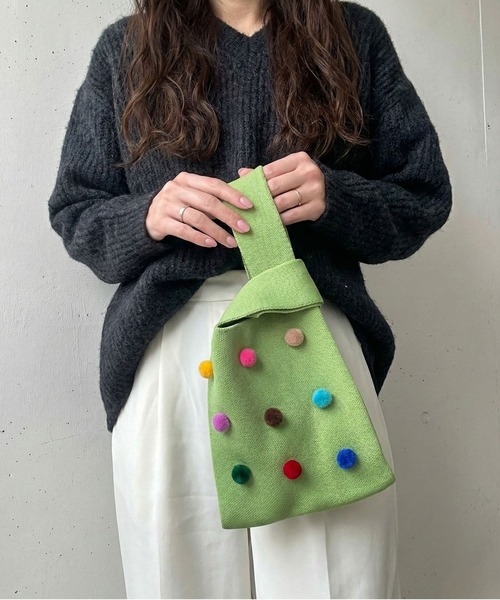 styiro（スタイロ）の「knit color bag/ポンポンつきニットバッグ（ハンドバッグ・レディース・ホワイト/レッド/グリーン/ベージュ/ブラック/ブルー・FREE）」の4枚目の写真
