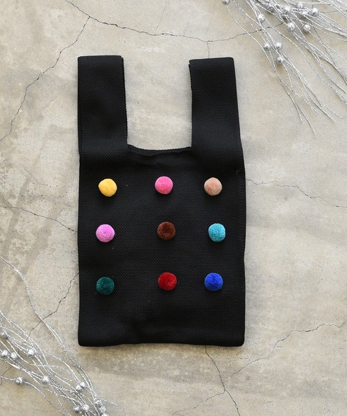 styiro（スタイロ）の「knit color bag/ポンポンつきニットバッグ（ハンドバッグ・レディース・ホワイト/レッド/グリーン/ベージュ/ブラック/ブルー・FREE）」の2枚目の写真
