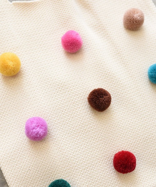 styiro（スタイロ）の「knit color bag/ポンポンつきニットバッグ（ハンドバッグ・レディース・ホワイト/レッド/グリーン/ベージュ/ブラック/ブルー・FREE）」の11枚目の写真