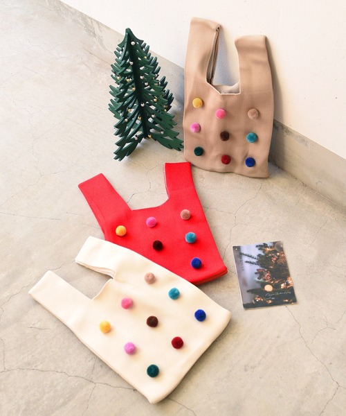 styiro（スタイロ）の「knit color bag/ポンポンつきニットバッグ（ハンドバッグ・レディース・ホワイト/レッド/グリーン/ベージュ/ブラック/ブルー・FREE）」の8枚目の写真