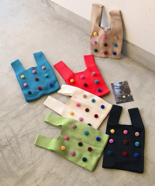 styiro（スタイロ）の「knit color bag/ポンポンつきニットバッグ（ハンドバッグ・レディース・ホワイト/レッド/グリーン/ベージュ/ブラック/ブルー・FREE）」の9枚目の写真