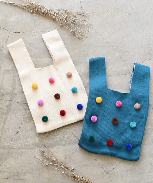 styiro（スタイロ）の「knit color bag/ポンポンつきニットバッグ（ハンドバッグ・レディース・ホワイト/レッド/グリーン/ベージュ/ブラック/ブルー・FREE）」の12枚目の写真