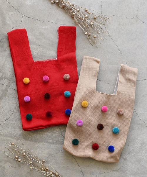 styiro（スタイロ）の「knit color bag/ポンポンつきニットバッグ（ハンドバッグ・レディース・ホワイト/レッド/グリーン/ベージュ/ブラック/ブルー・FREE）」の13枚目の写真