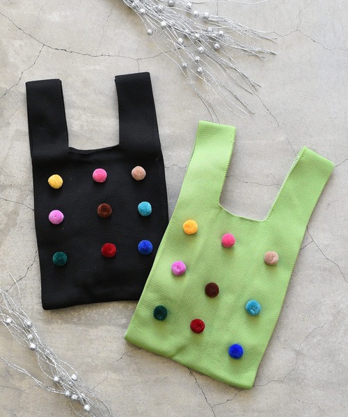 styiro（スタイロ）の「knit color bag/ポンポンつきニットバッグ（ハンドバッグ・レディース・ホワイト/レッド/グリーン/ベージュ/ブラック/ブルー・FREE）」の14枚目の写真