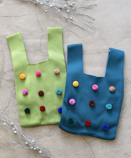 styiro（スタイロ）の「knit color bag/ポンポンつきニットバッグ（ハンドバッグ・レディース・ホワイト/レッド/グリーン/ベージュ/ブラック/ブルー・FREE）」の15枚目の写真