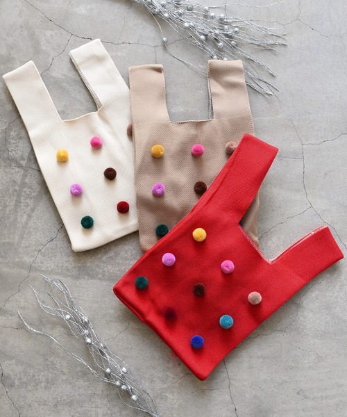 styiro（スタイロ）の「knit color bag/ポンポンつきニットバッグ（ハンドバッグ・レディース・ホワイト/レッド/グリーン/ベージュ/ブラック/ブルー・FREE）」の16枚目の写真