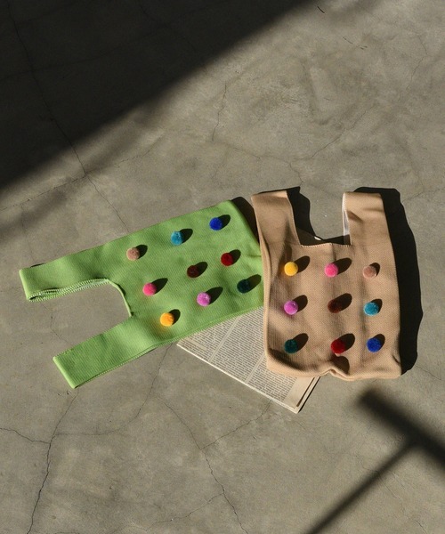 styiro（スタイロ）の「knit color bag/ポンポンつきニットバッグ（ハンドバッグ・レディース・ホワイト/レッド/グリーン/ベージュ/ブラック/ブルー・FREE）」の19枚目の写真