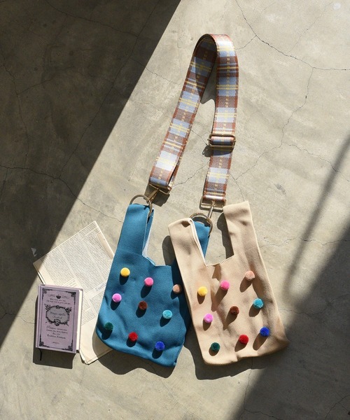 styiro（スタイロ）の「knit color bag/ポンポンつきニットバッグ（ハンドバッグ・レディース・ホワイト/レッド/グリーン/ベージュ/ブラック/ブルー・FREE）」の18枚目の写真