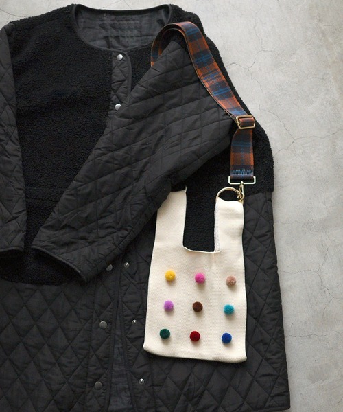 styiro（スタイロ）の「knit color bag/ポンポンつきニットバッグ（ハンドバッグ・レディース・ホワイト/レッド/グリーン/ベージュ/ブラック/ブルー・FREE）」の20枚目の写真