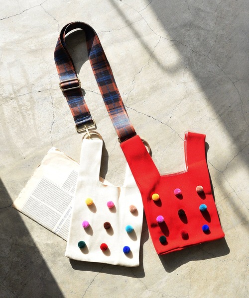 styiro（スタイロ）の「knit color bag/ポンポンつきニットバッグ（ハンドバッグ・レディース・ホワイト/レッド/グリーン/ベージュ/ブラック/ブルー・FREE）」の21枚目の写真