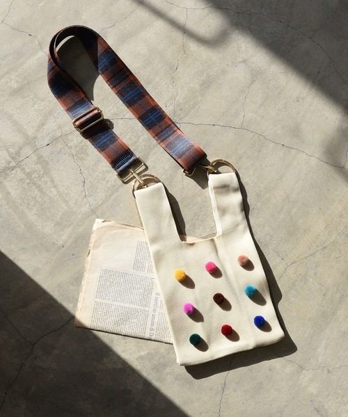 styiro（スタイロ）の「knit color bag/ポンポンつきニットバッグ（ハンドバッグ・レディース・ホワイト/レッド/グリーン/ベージュ/ブラック/ブルー・FREE）」の10枚目の写真