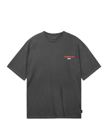 [クールコットン] ピグメントラウンドスモールロゴTシャツ_ダークグレー/レッド