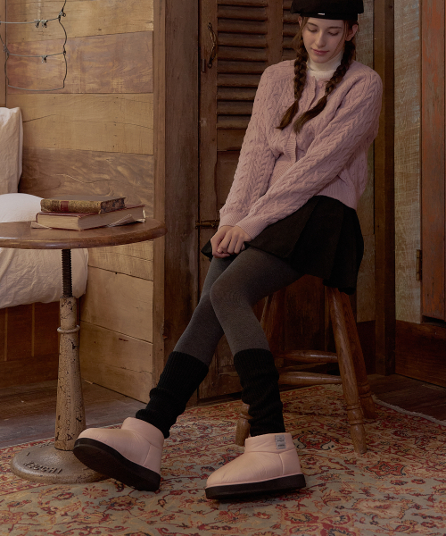 SHOEHI(シューハイ)の「ドナスパディングショートアグブーツ(3Colors)_B2227(ブーツ・レディース・ブラック/ピンク/シルバー・24.5cm/25cm/22.5cm/23cm/23.5cm/24cm)」の5枚目の写真