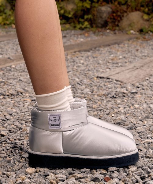 SHOEHI(シューハイ)の「ドナスパディングショートアグブーツ(3Colors)_B2227(ブーツ・レディース・ブラック/ピンク/シルバー・24.5cm/25cm/22.5cm/23cm/23.5cm/24cm)」の10枚目の写真