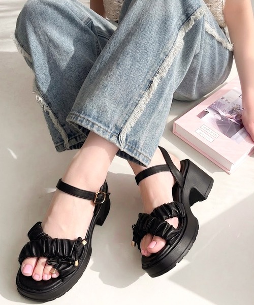 mily bilet(ミウィビレット)の「【mily bilet】ふわふわで歩きやすく、5.5㎝ソールで盛れる♪軽量 リボンデザイン クロスベルト 厚底サンダル(サンダル・レディース・ブラック/アイボリー・LARGE/MEDIUM/SMALL/X-LARGE)」の6枚目の写真